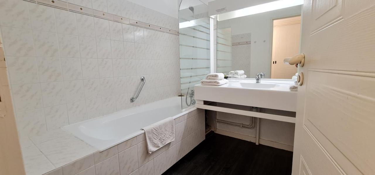 Fasthotel Oloron Hostellerie Du Paon Blanc Lurbe-Saint-Christau Bagian luar foto