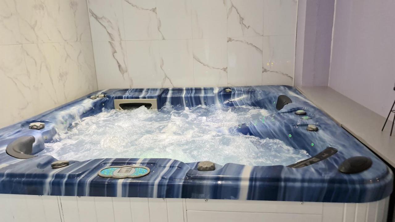 Fasthotel Oloron Hostellerie Du Paon Blanc Lurbe-Saint-Christau Bagian luar foto