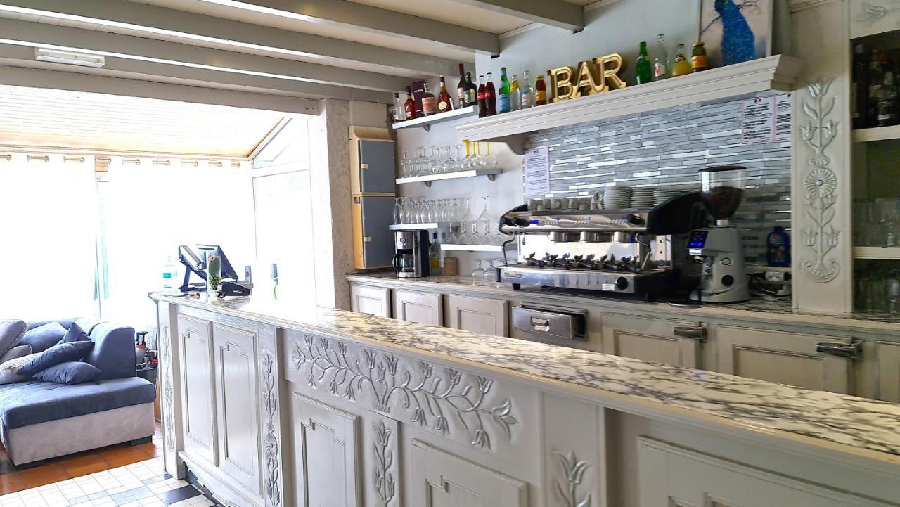 Fasthotel Oloron Hostellerie Du Paon Blanc Lurbe-Saint-Christau Bagian luar foto